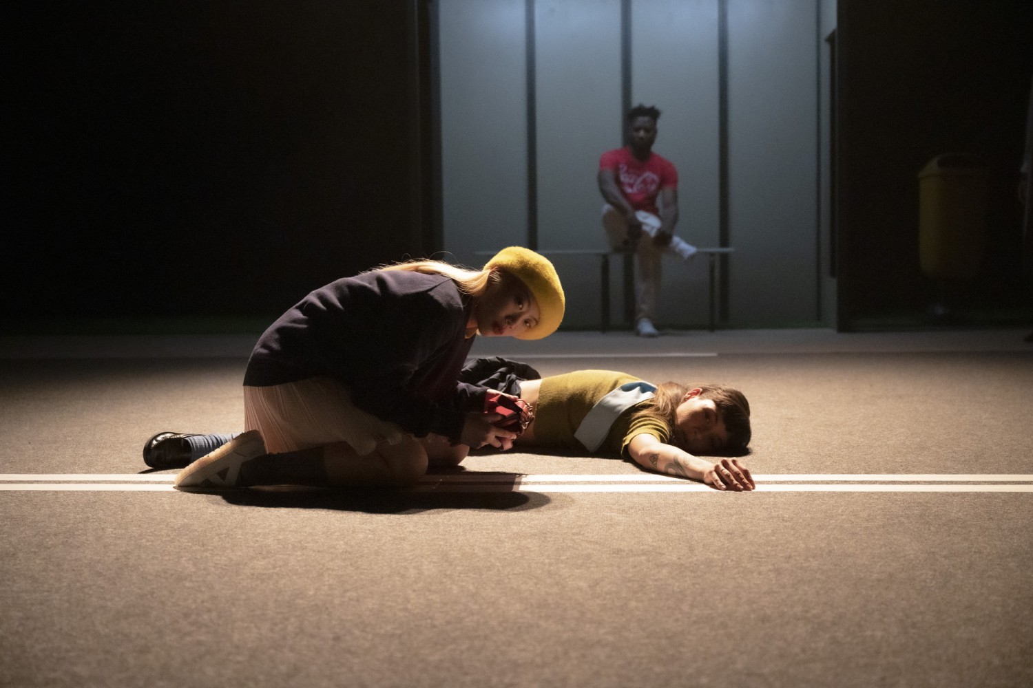 Ein B&uuml;hnenbild mit Bushaltestelle