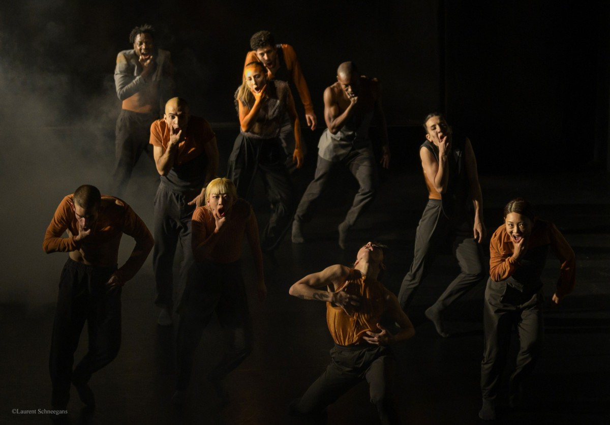 Eine gruppe T&auml;nzer*innen im B&uuml;hnennebel