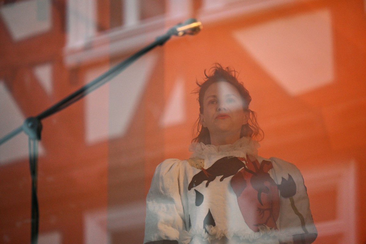 Kristin Gerwien singt in einem Schaufenster