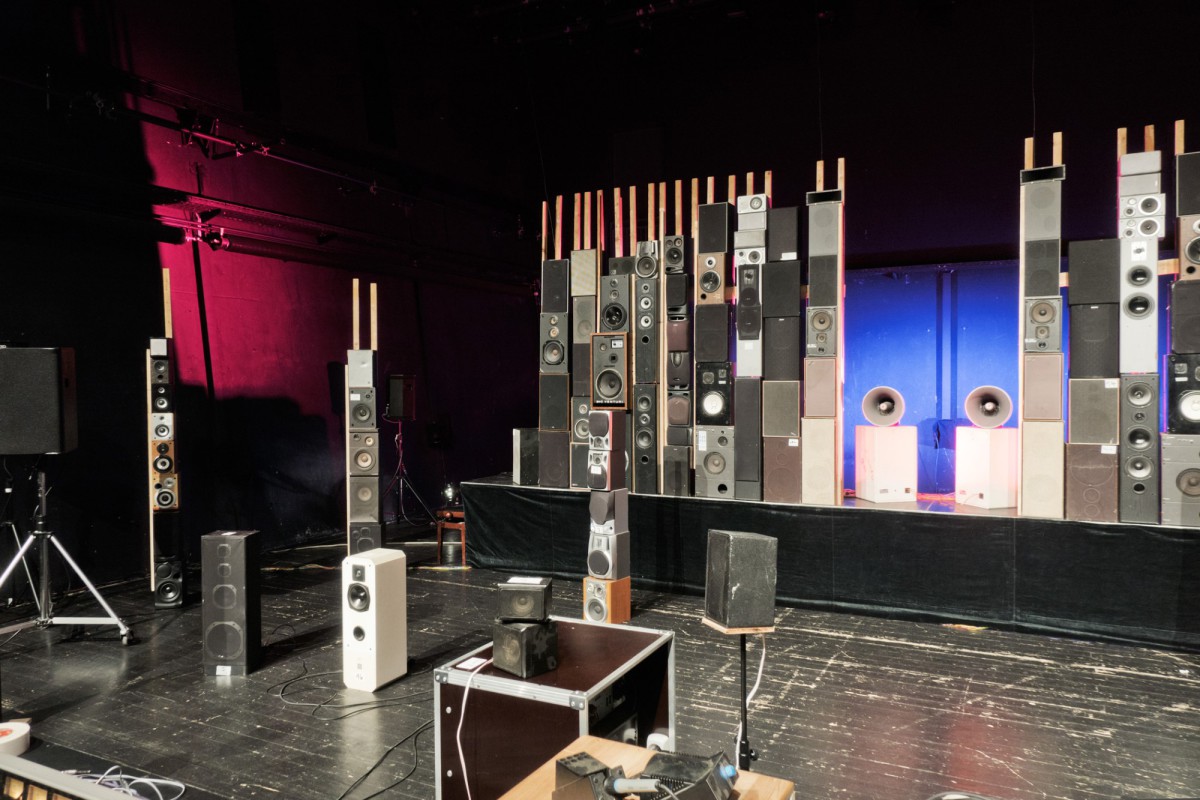 Eine Bühne voller verschiedener Lautsprecher