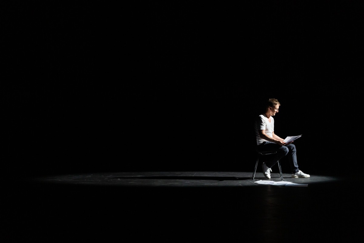 Boris Nikitin liest auf einer leeren Bühne