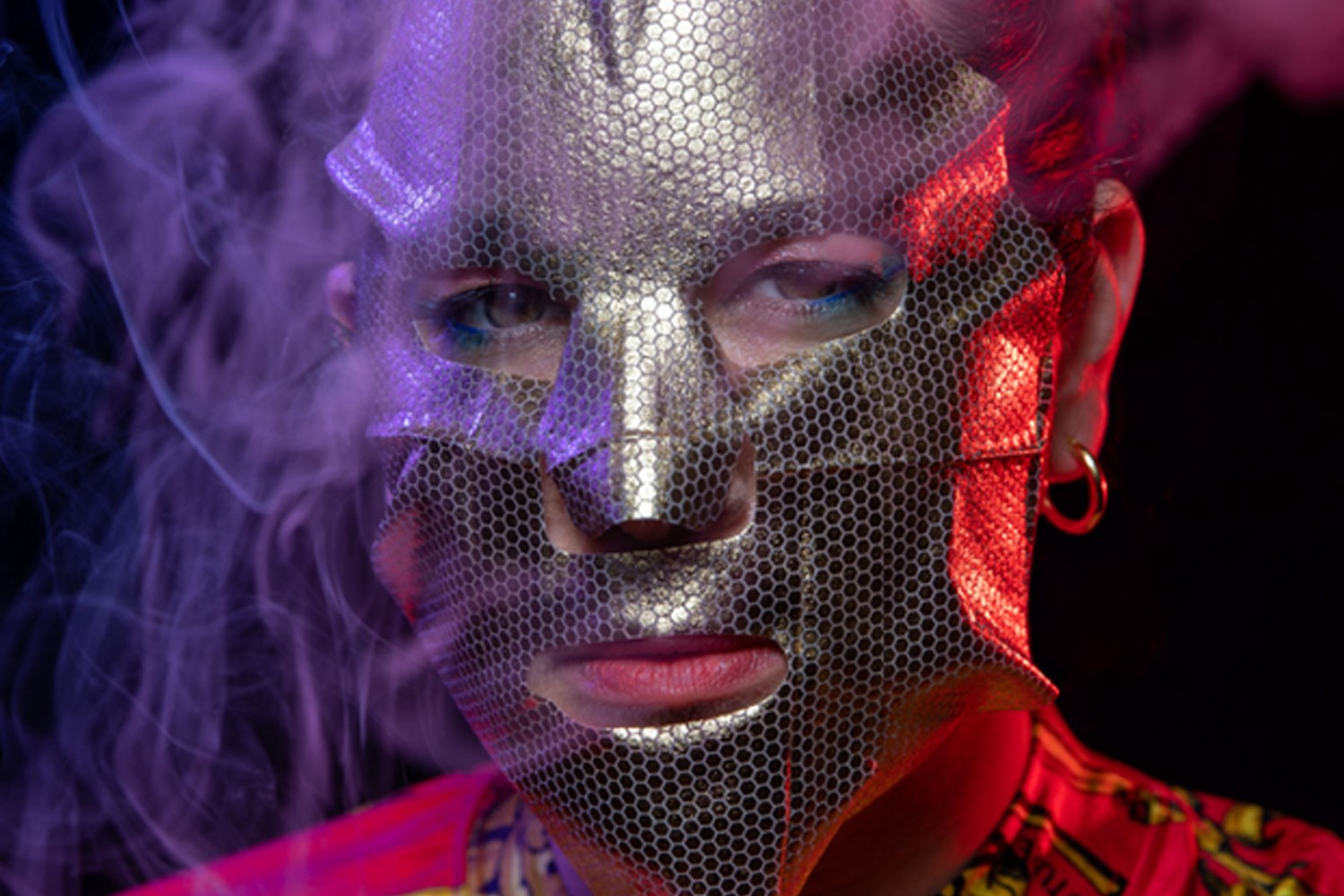 Daniela Ruoccos Alter Ego Consuela della Valle Grande mit Silberner Maske