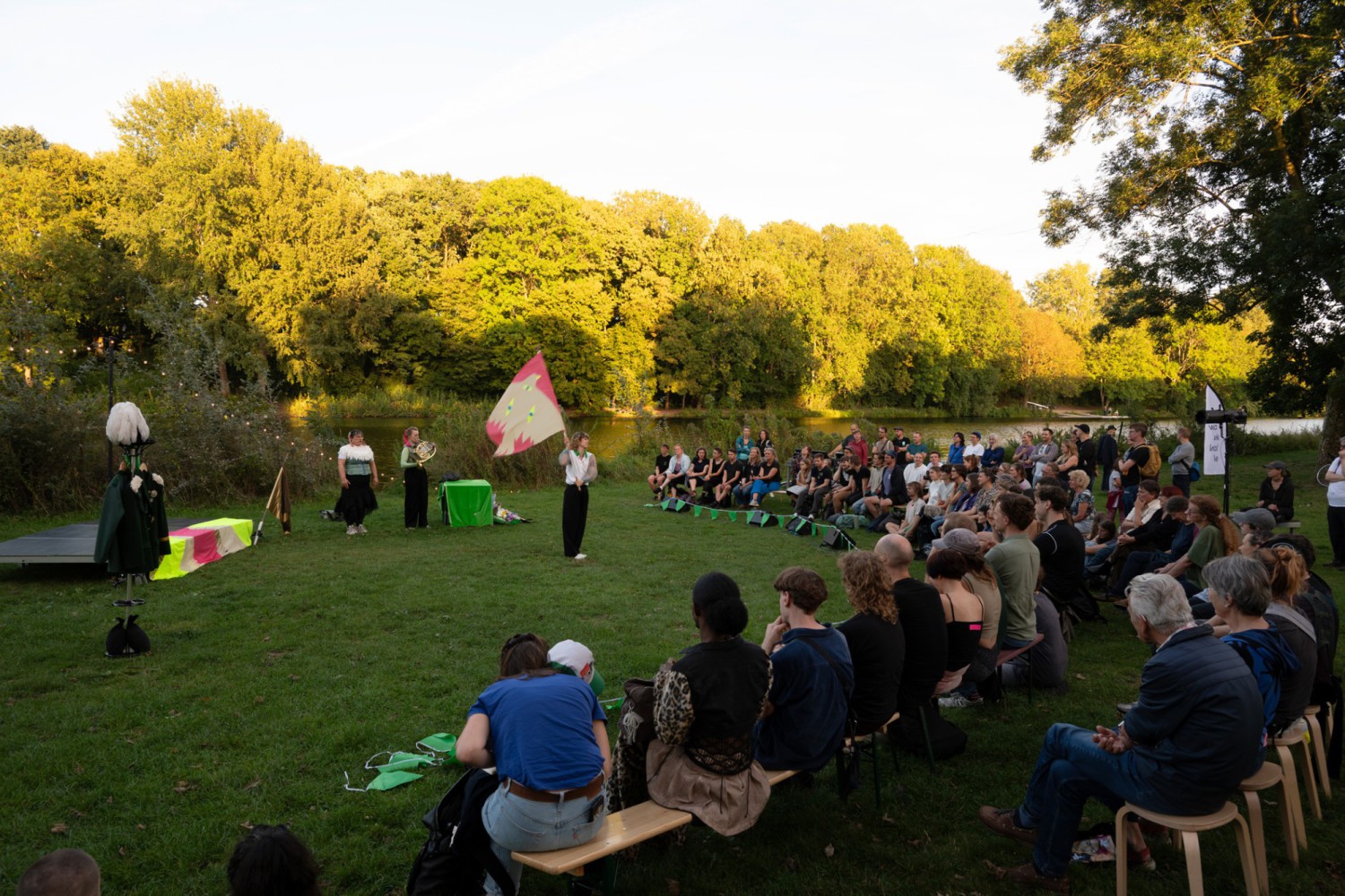 Eine Outdoor-Bühne am Werdersee mit vielen Zuschauer*innen