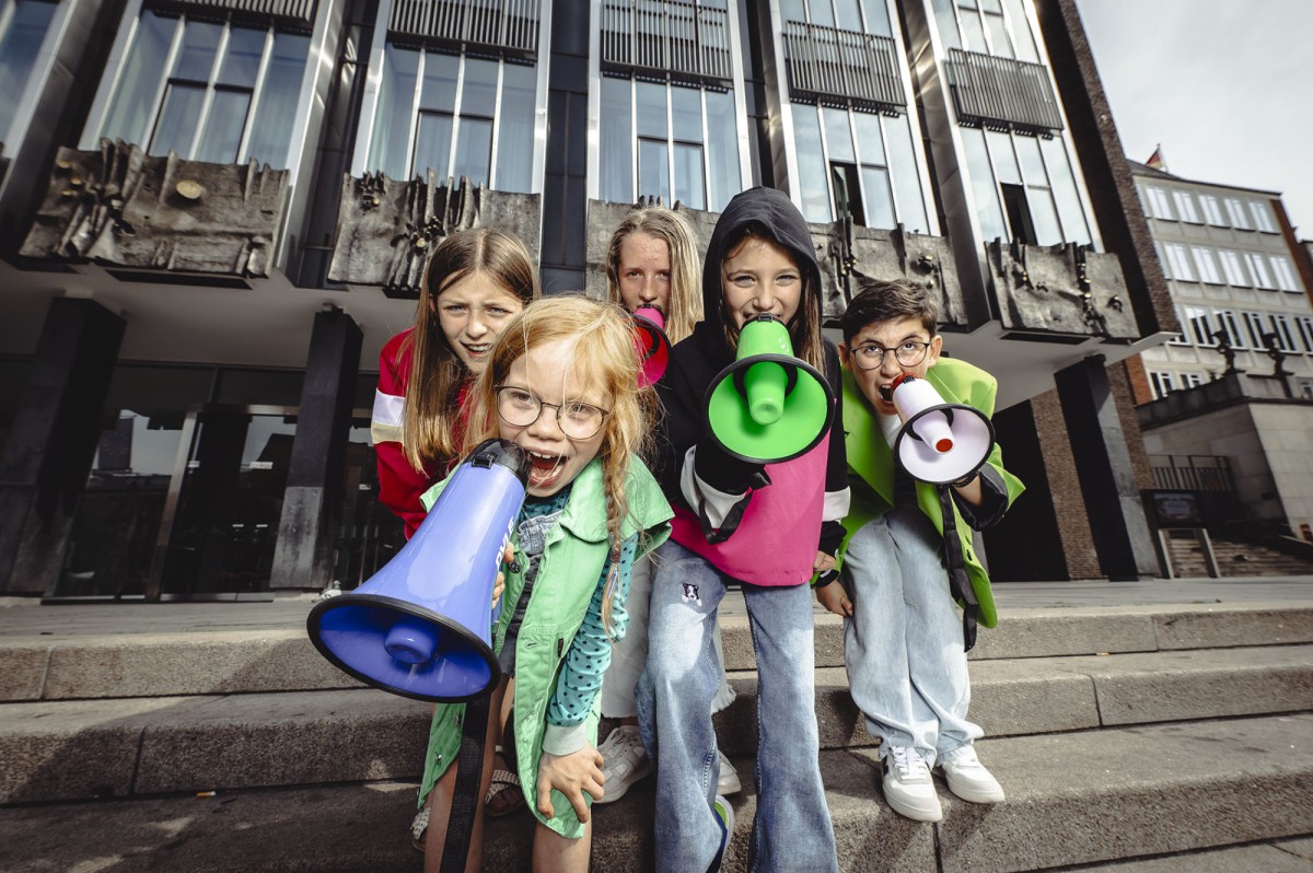 Fünf Kinder mit Megaphonen vor dem Haus der Bremischen Bürgerschaft