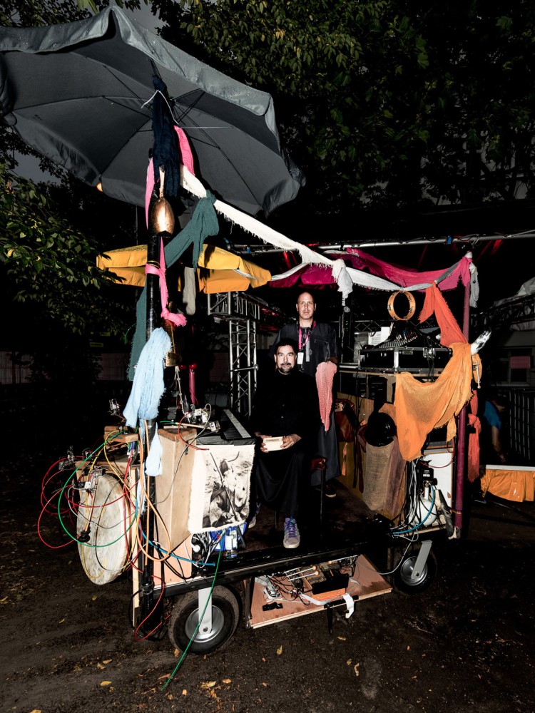 Veit Sprenger und Thies Mynther auf einer fahrbaren Konzertbühne