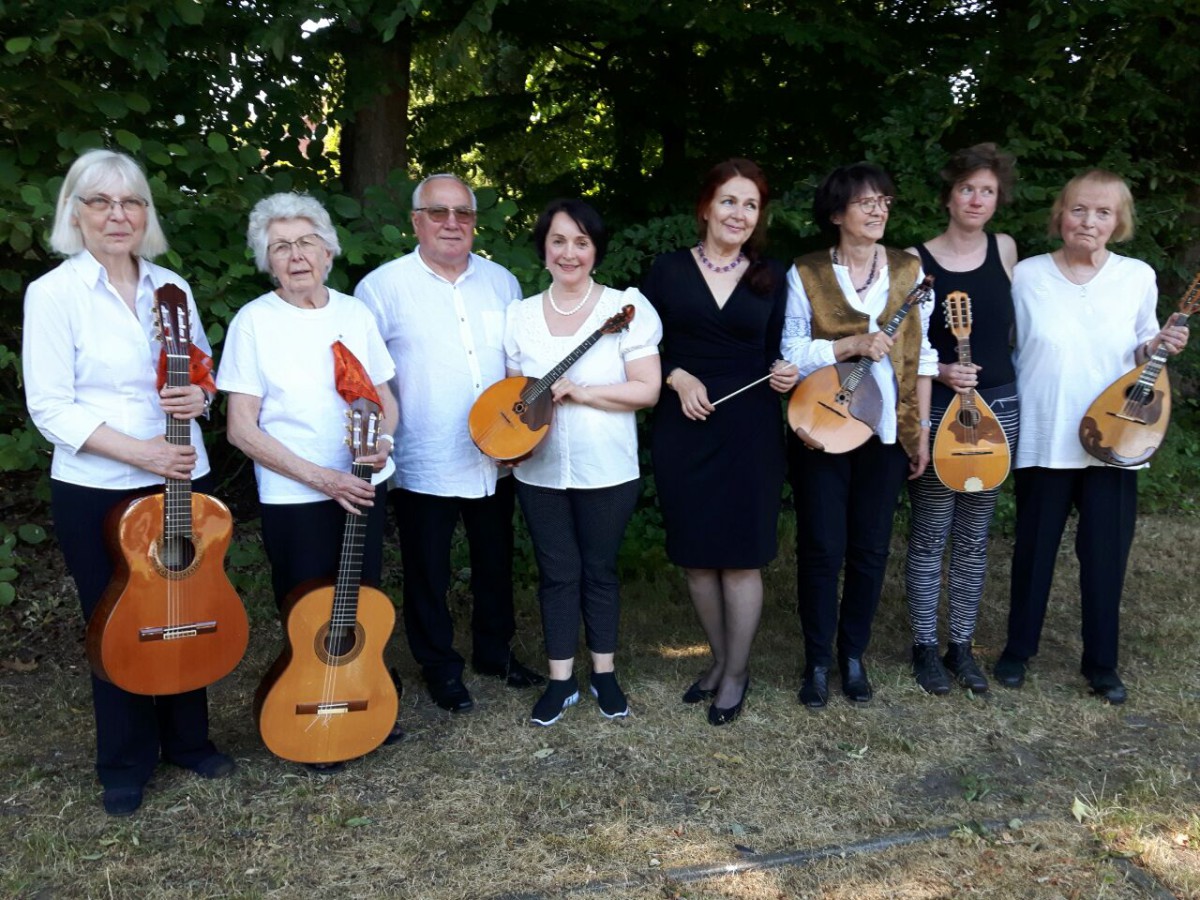 Das Bremer Mandolinenorchester mit Instrumenten