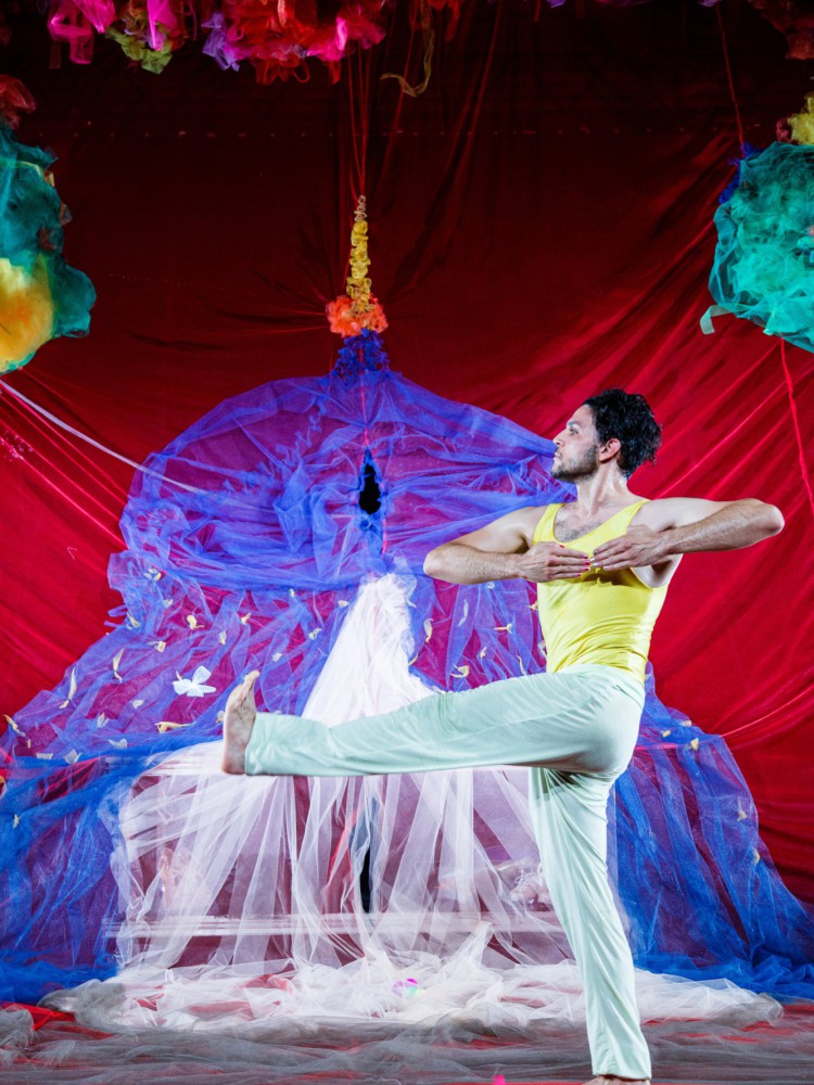 EIn Tänzer in pastellfarbenem Kostüm