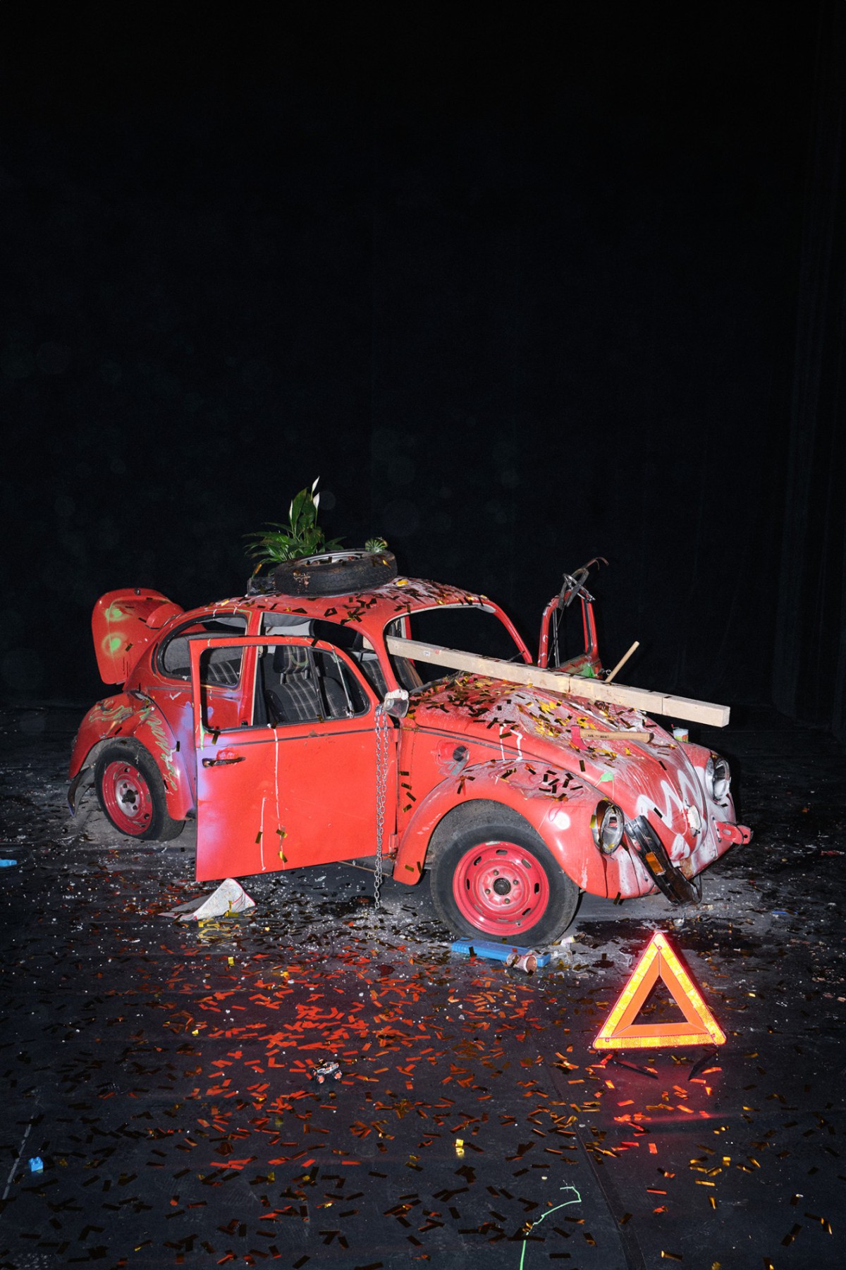 Ein völlig zerstörter VW Käfer