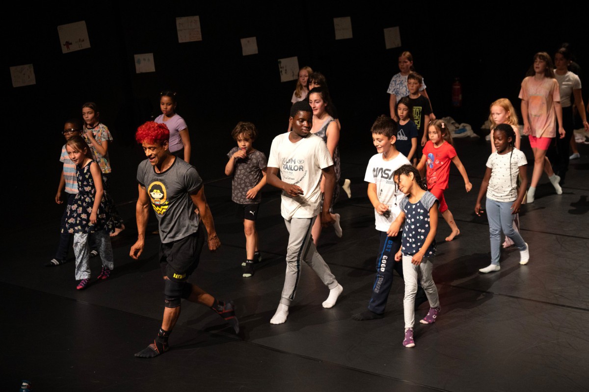 Augusto Jaramillo Pineda und eine Gruppe Kinder in einer Gruppenchoreografie