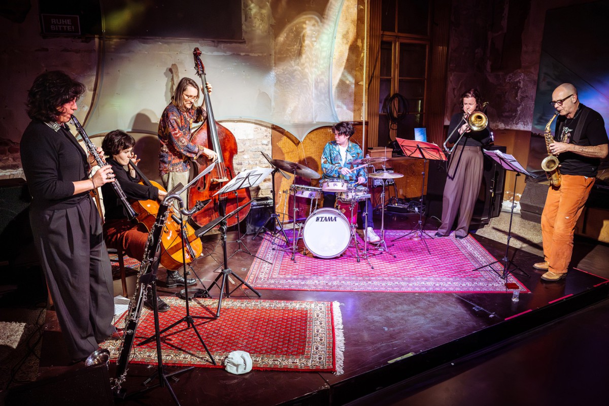 Eine Jazzband auf einer mit Orientteppichen ausgelegten Bühne