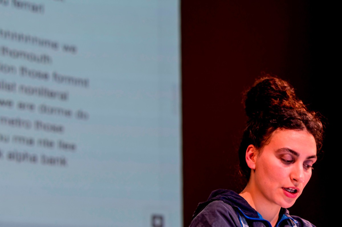 Antrianna Moutoula liest einen Text