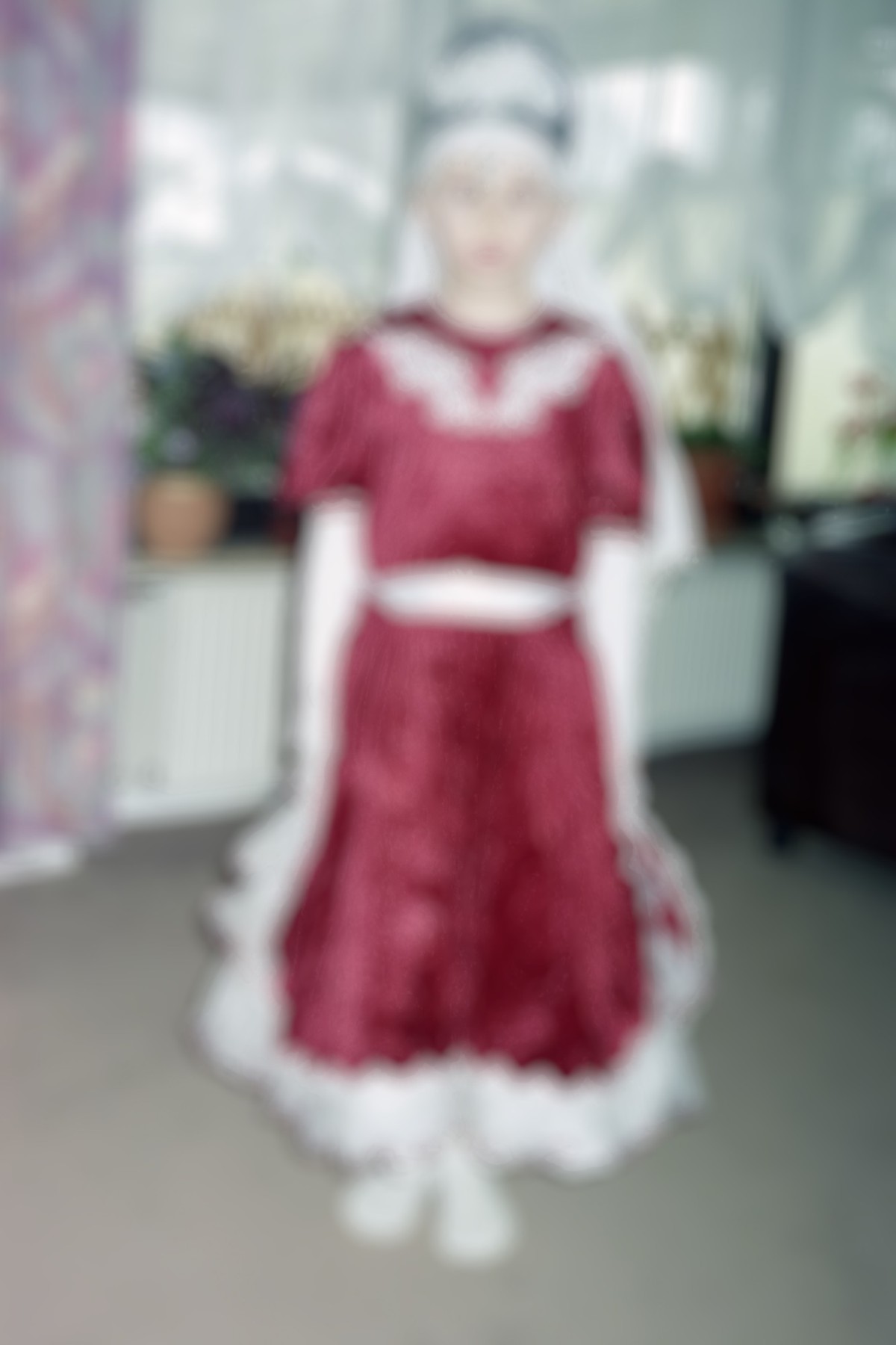 Stark verschwommenes Bild eines Kinds im Kleid