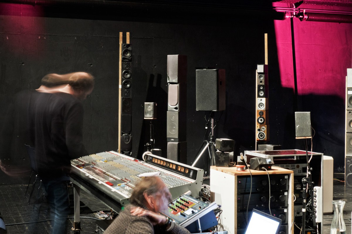 Eine analoge Fotografie, die eine Konstruktion aus alten Lautsprechern zeigt