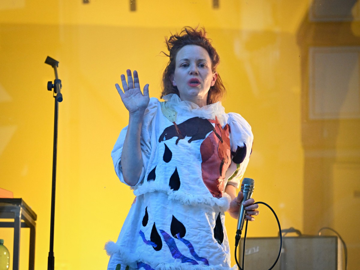 Kristin Gerwien in einem Tränen-Kostüm in gelbem Licht